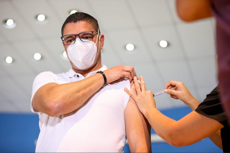 Ministro de Salud, Daniel Salas, es el primero en recibir la dosis de AstraZeneca, (Foto: Ministerio de Salud de Costa Rica)