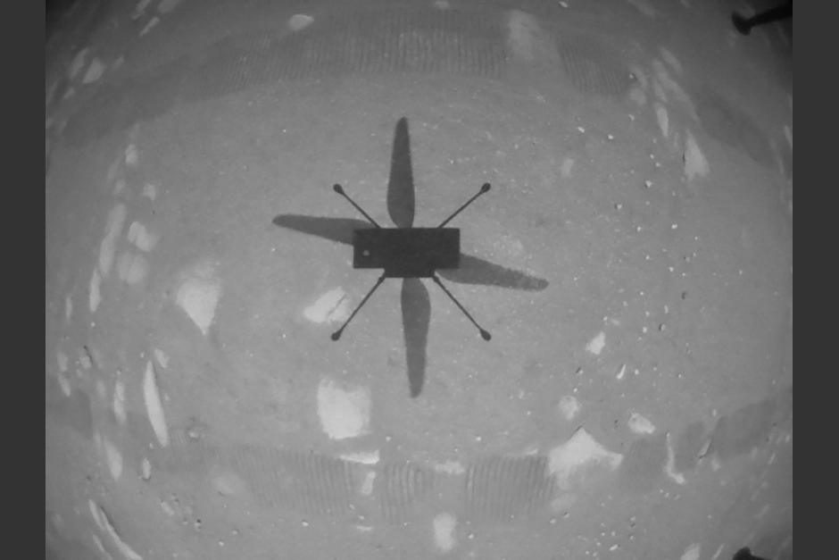 La NASA pudo realizar el primer vuelo del Ingenuity en Marte y lo elevó a tres metros del suelo. (Foto: AFP)