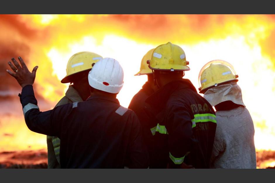 Momento en el que los rescatistas prestaban auxilio a camión de cisterna que se accidento. (Foto: RCC MEDIA)