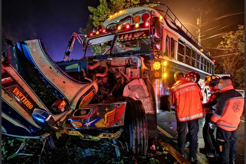Bomberos Voluntarios acudieron para atender a los pasajeros que se desplazaban dentro del autobús. (Foto: Bomberos Voluntarios)