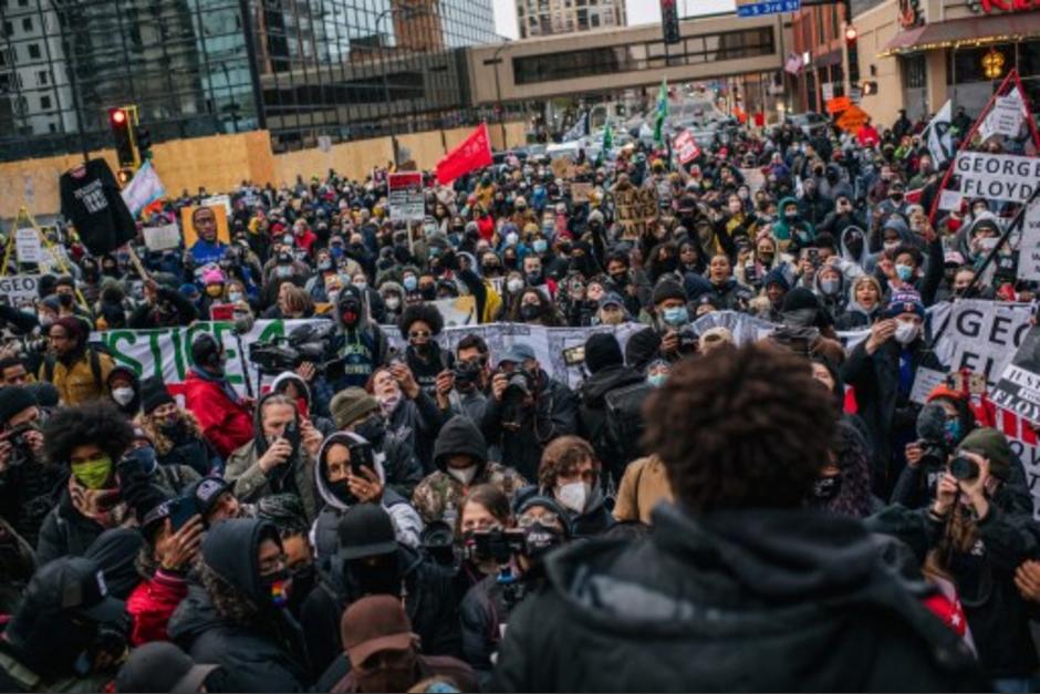 Protestas callejeras durante el juicio de Floyd y a la espera del veredicto. (Foto AFP)