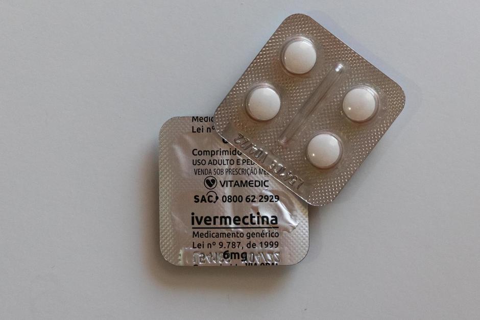 El presidente de Guatemala, Alejandro Giammattei, dijo durante un foro en España que la ivermectina sustituye a la vacuna contra el Covid-19 si se consume preventivamente. (Foto: Shutterstock)