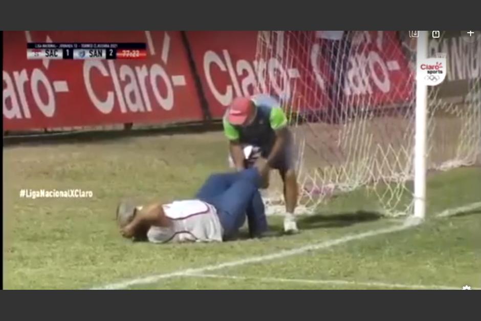 El alcanzabolas del estadio Las Victorias de Chiquimula quedó tendido cerca del campo de juego. (Captura Video)