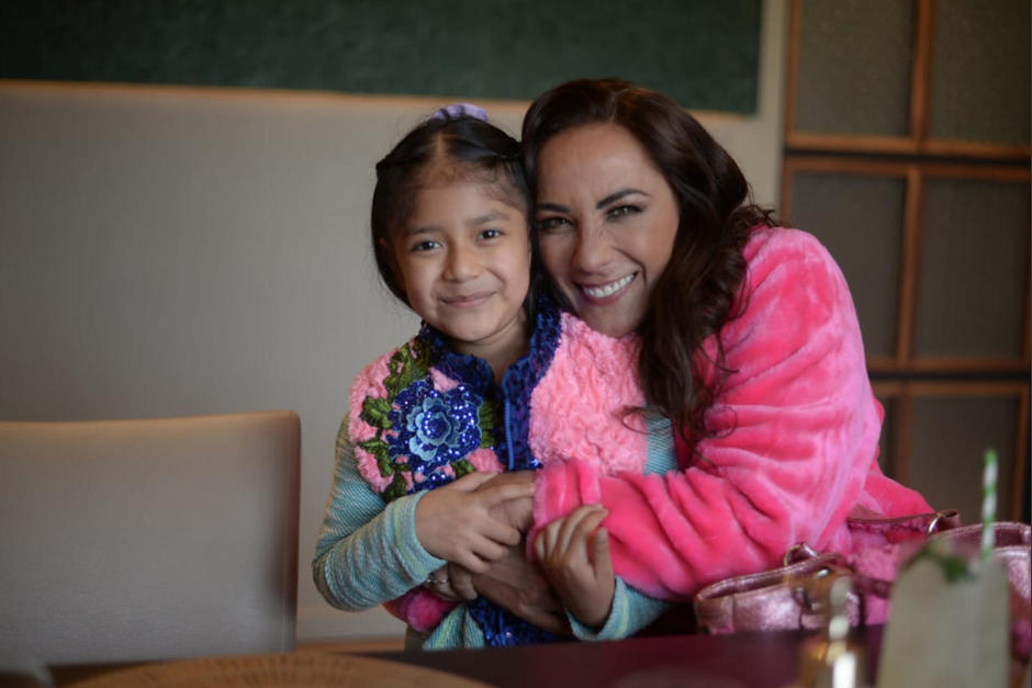 La pequeña conoció a la actriz mexicana Consuelo Duval en persona. (Foto: Wilder López/Soy502)