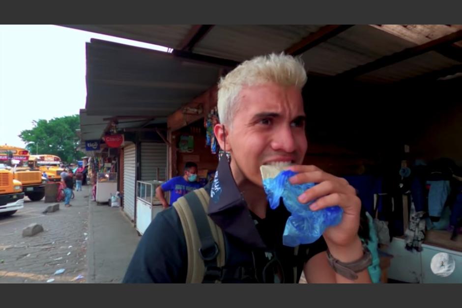 El vloguero costarricense Cristhoper Araya degusta una tortilla durante un recorrido en Guatemala para conocer la "comida callejera". (Foto: Captura de pantalla)