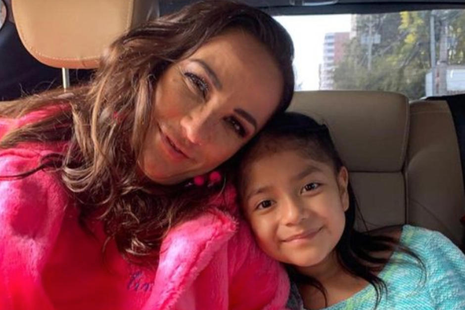 Consuelo Duval viajó a Guatemala para compartir con Carolina, una pequeña fanática guatemalteca con leucemia. (Foto: Consuelo Duval)
