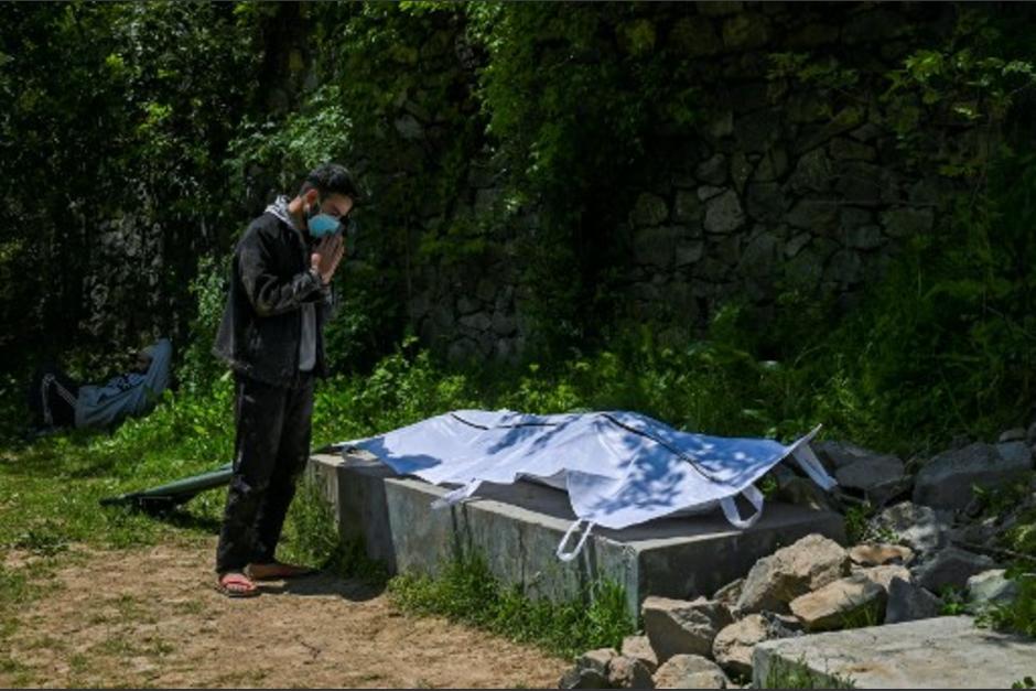 India registró el domingo un récord mundial con casi 350,000 contagios en un solo día. (Foto: AFP)