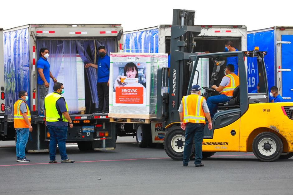 El Salvador recibió el lote este lunes y con ello llegó a 1.8 millones de dosis. (Foto: Presidencia) 