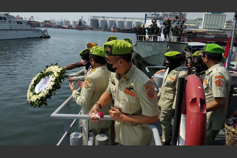 La marina indonesia realizó un homenaje póstumo a las víctimas del hundimiento. (Foto: AFP)