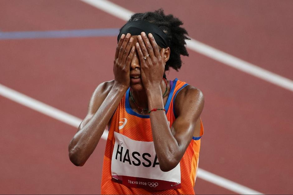 Sifan Hassan cayó durante la competencia, pero logró reponerse y meterse a la semifinal de 1,500 metros. (Foto: AFP)