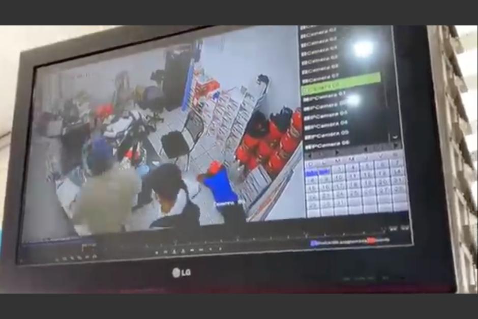 Hombres armados asaltan una gasolinera ubicada en San Sebastián, Retalhuleu. (Foto: Captura de video)