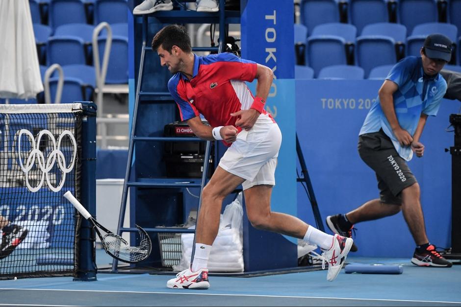 Nadal cuestionó a Djokovic tras arrojar la raqueta a la grada. (Foto: AFP)