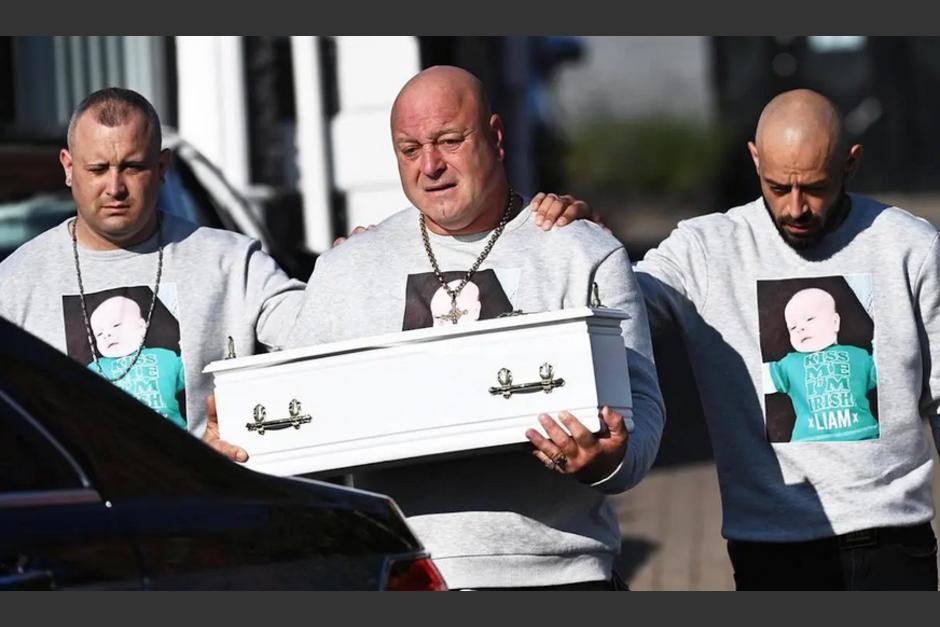 El padre del bebé llora sin control mientras se dirigía a una funeraria para incinerar a su hijo. (Foto: BelTel)