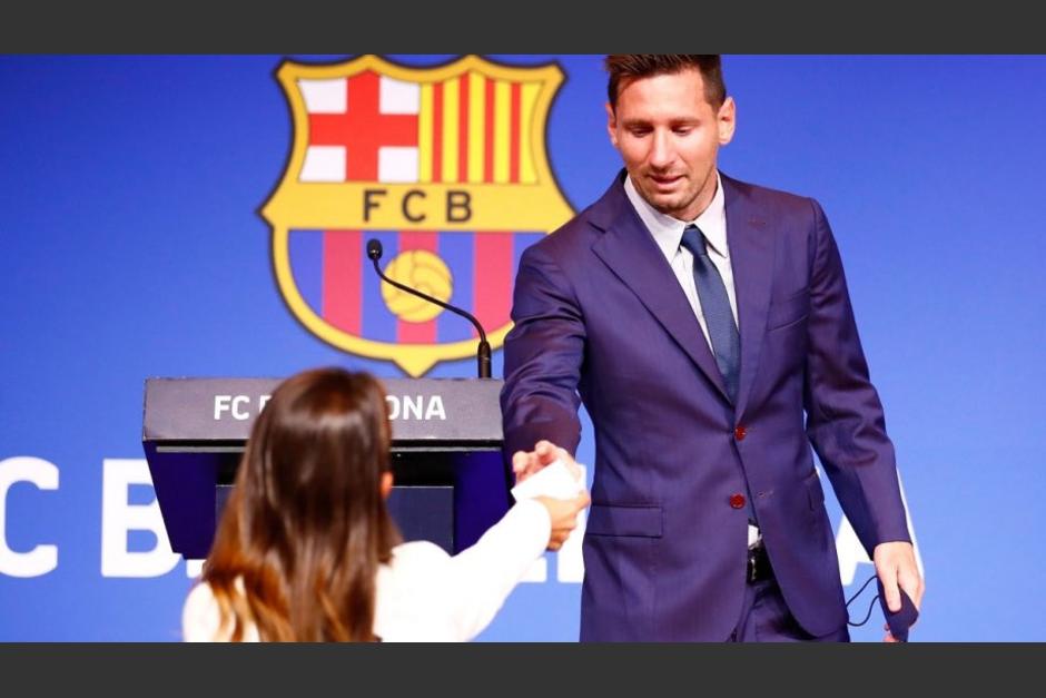 En la imagen, Antonella Roccuzzo entrega un pañuelo a su esposo Lionel Messi, antes de la conferencia de prensa en la que confirmó su salida del FC Barcelona y no pudo contener sus lágrimas. (Foto: Twitter/@AntonelaRocuzo)