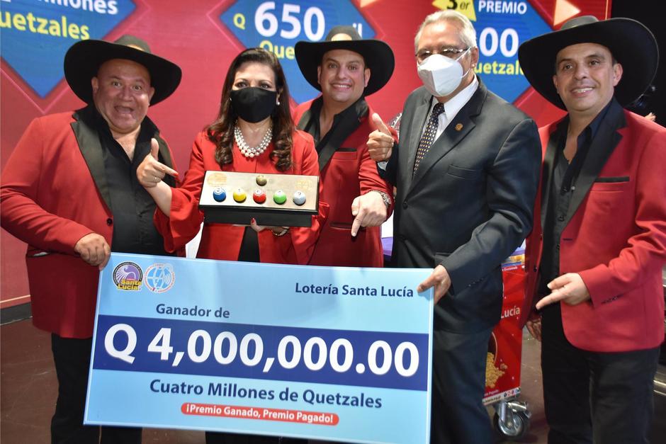 El número 31,649 se convirtió en el ganador del Premio de los Cuatro Millones de Quetzales. (Fotografía cortesía: Lotería Santa Lucia)