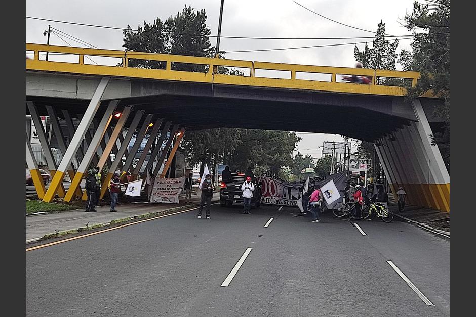 Un grupo de personas bloquea la Aguilar Batres debajo del puente de Periférico. (Foto: Twitter/SoloDimeA_)