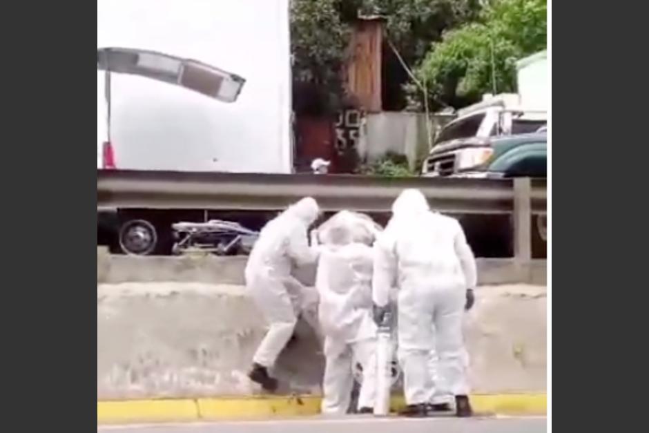 Una ambulancia quedó atrapada en medio del tránsito mientras trasladaba a una paciente en estado delicado. (Foto: Captura de video)