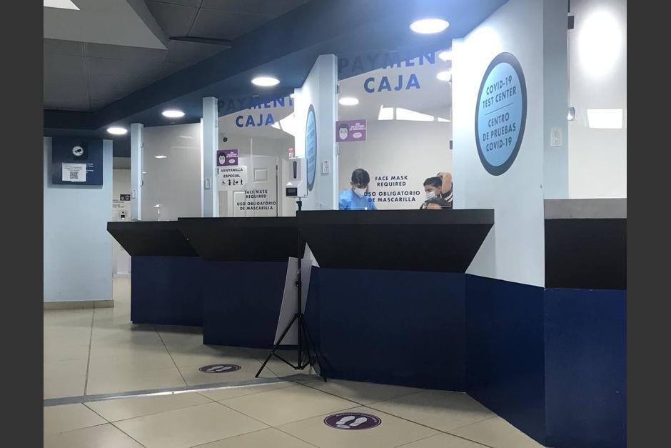 El laboratorio instalado en el Aeropuerto Internacional La Aurora sigue prestando sus servicios pese a que no tiene permiso de Salud para operar en dicho lugar. (Foto: Cortesía)