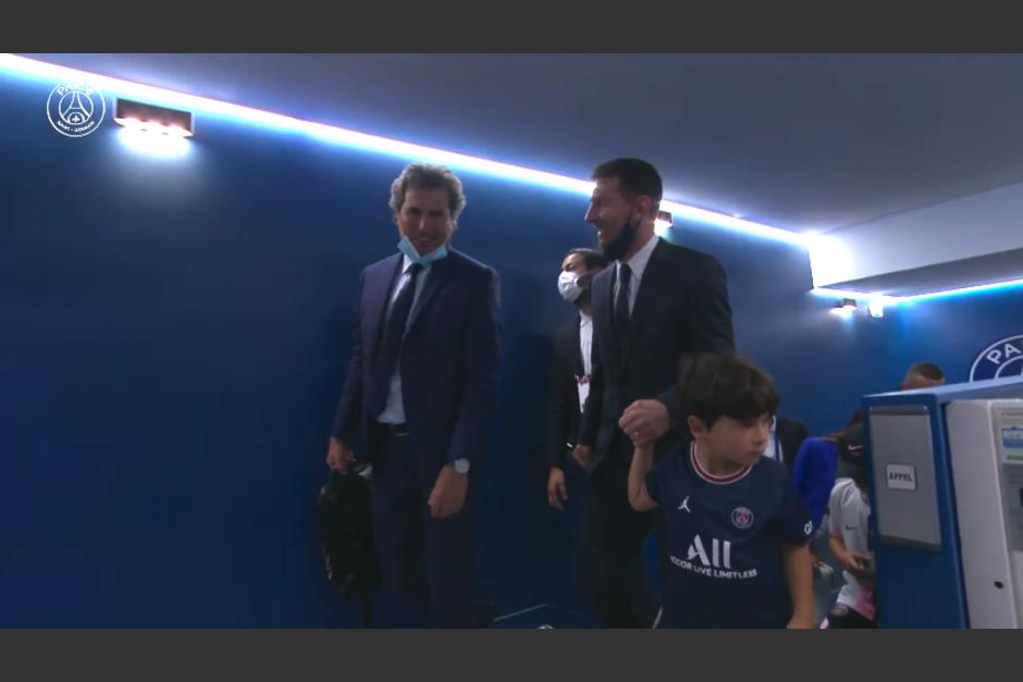 Los hijos de Messi ya poseen sus propias camisetas del PSG y parecen disfrutar de la nueva aventura en Francia. (Captura Video)
