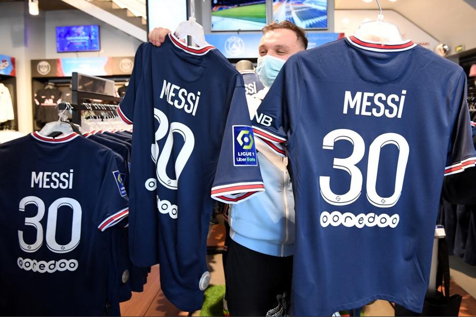 Los aficionados se llevaron las camisetas como pan caliente y acabaron con el stock en una hora. (Foto: AFP)