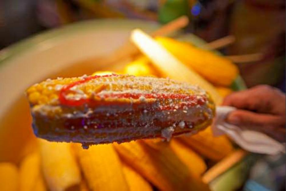 Los elotes locos forman parte de los antojitos culinarios de las ferias. (Foto: Wilderd López/ Soy502)