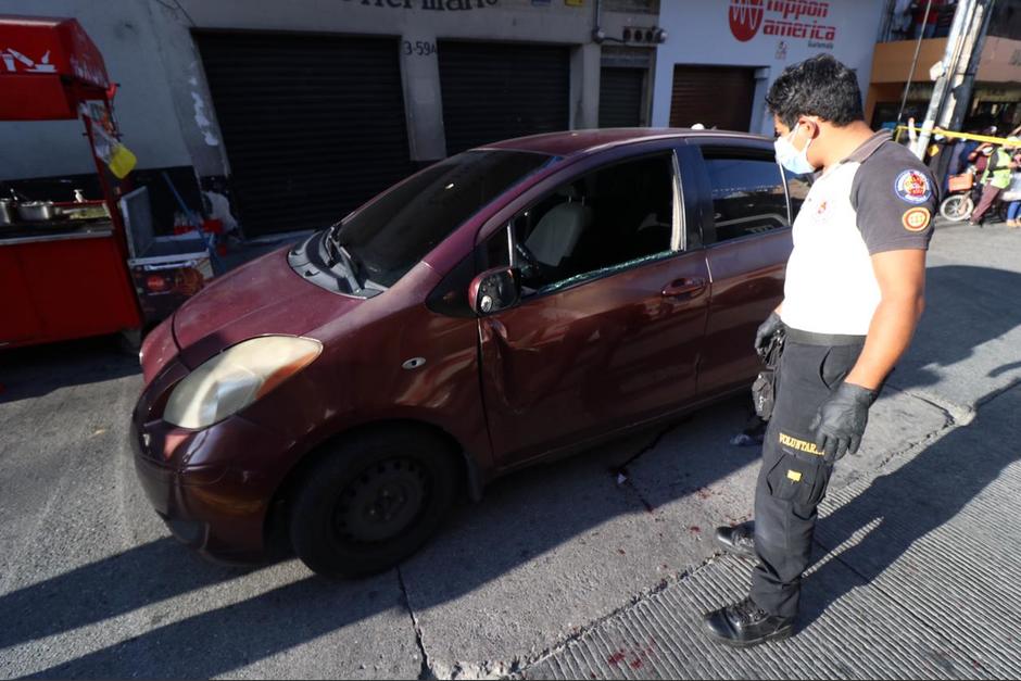 El conductor del carro murió durante el ataque armado en la 18 calle, entre 3a. y 4a. avenida de la zona 1. (Foto: Bomberos Voluntarios) 