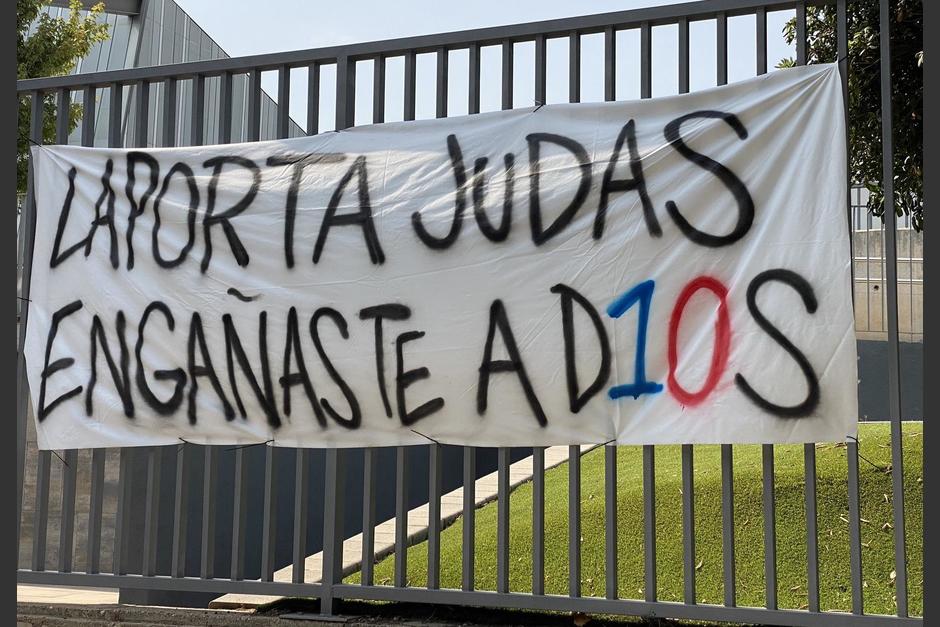 Los aficionados del Barcelona están molestos por la salida de Messi del club y culpan al presidente Joan Laporta. (Foto: Fernando Palomo)