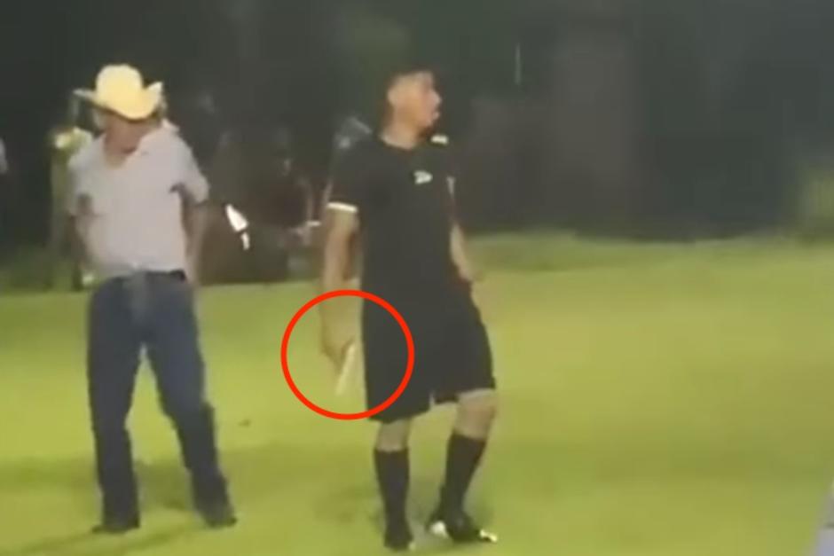 El arbitro fue captado realizando disparos en el campo de futbol. (Foto: captura de pantalla) 