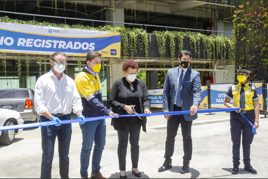 Dentro de Plaza Tigo, las personas podrán ser vacunadas sin bajarse del vehículo. (Fotografía cortesía: Tigo Guatemala)