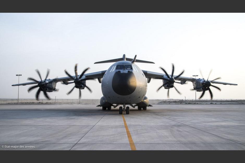 Cientos de afganos tratan de salir del país ante la amenaza de invasión de los talibanes. (Foto: AFP) 