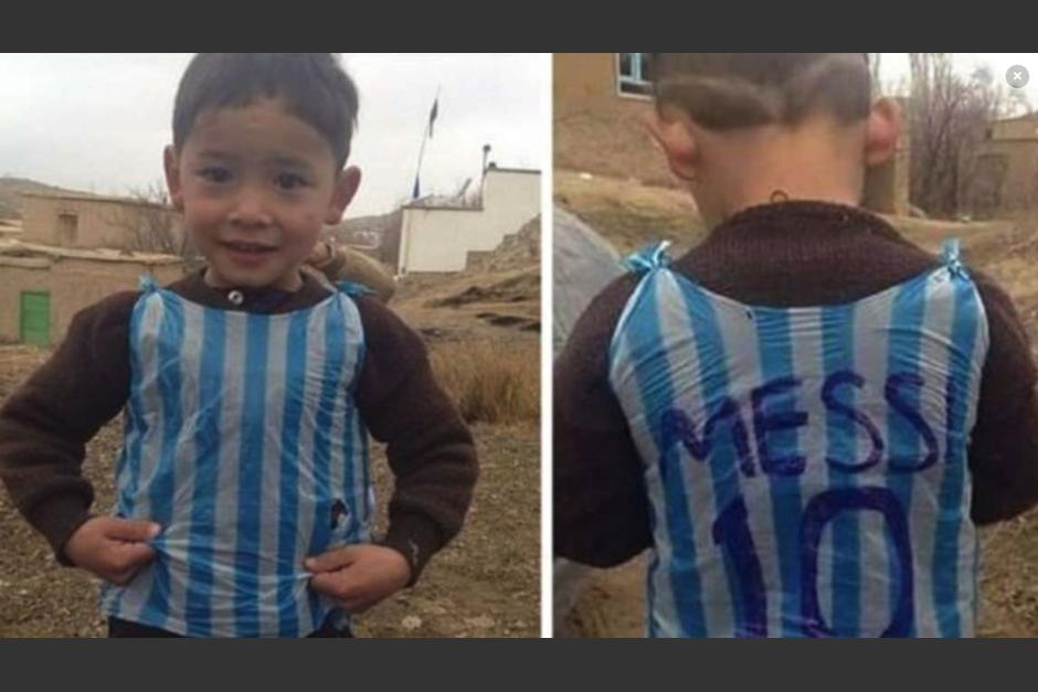 Murtaza Ahmadi enterneció el corazón del mundo con la camiseta de Messi hecha con una bolsa de plástico. (Foto: Clarín)