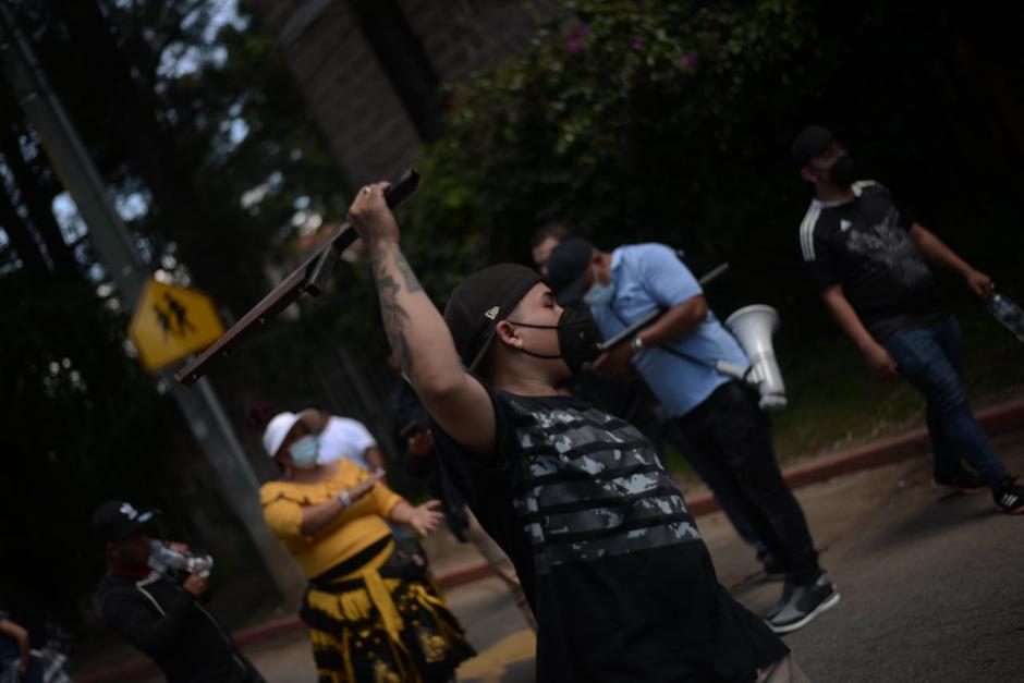 Supuestos vendedores de La Terminal llegaron armados con palos, machetes, hierros y otras armas improvisadas, para amenazar a las Autoridades Ancestrales. (Foto: Wilder López/Soy502)
