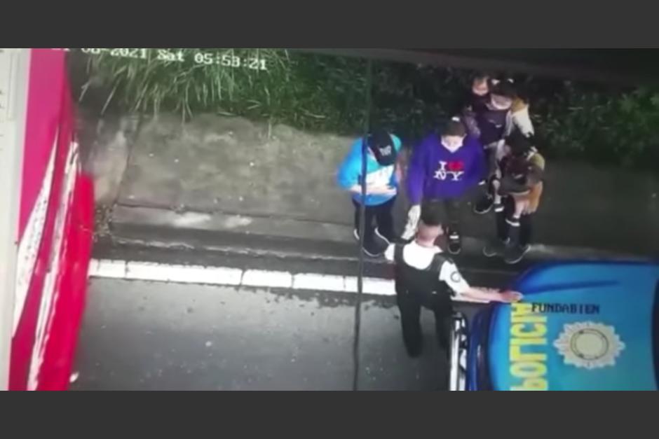 Una cámara de vigilancia municipal grabó el momento en que un agente recibe aparentemente dinero. (Foto: captura video) 