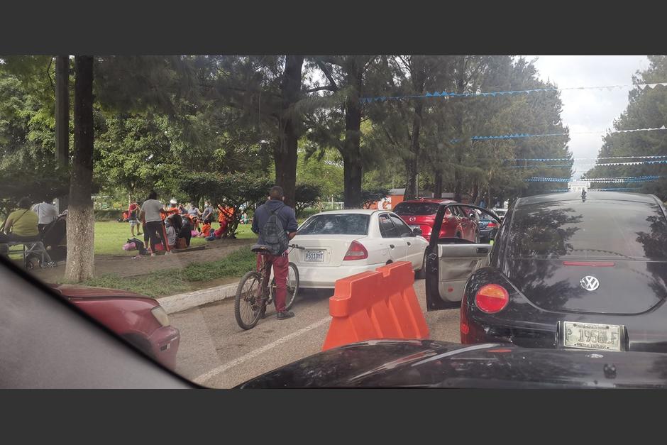 Una persona fue captada en bicicleta en un puesto de vacunación vehicular en el Campo de Marte. (Foto: Facebook/ Pakiito BG)