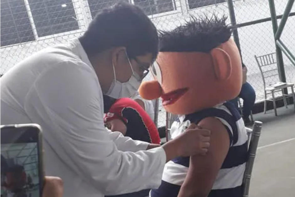 Un padre quizo hacer un homenaje a su hijo que murió de Cáncer al ir disfrazado de un personaje de Plaza Sésamo a vacunarse. (Foto. Redes sociales)