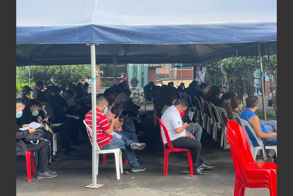 Médico del IGSS advierte que en caso de tener síntomas como malestar generalizado o dolor de articulaciones es mejor realizarse un hisopado y no vacunarse. (Foto: @Noticias IGSS)