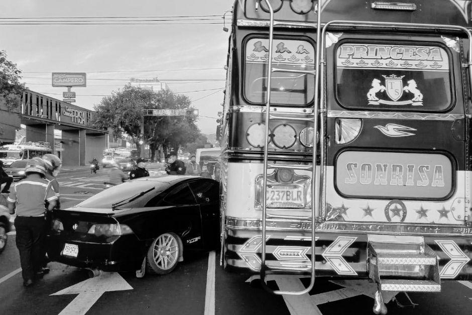 Un hombre de 40 años murió en su auto luego que sicarios le dispararan en un sector del bulevar Los Próceres, zona 10, durante la mañana de este viernes 3 de diciembre. (Foto: Bomberos Municipales)