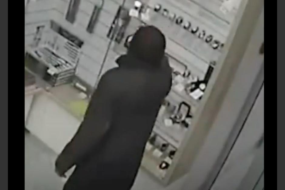El ladrón quería robar unos relojes de miles de dólares. (Foto: captura de pantalla)