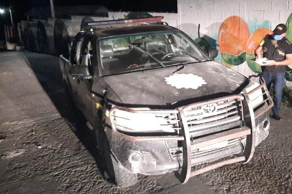 Una patrulla de la PNC con perforaciones de bala por el tiroteo en San Andrés, Petén. (Foto: PNC)