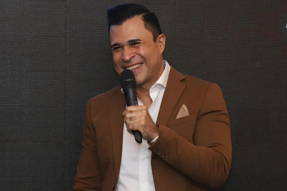 Esta noche el alcalde de Mixco anunció la aprobación del partido con el que busca la presidencia. (Foto: Neto Bran)