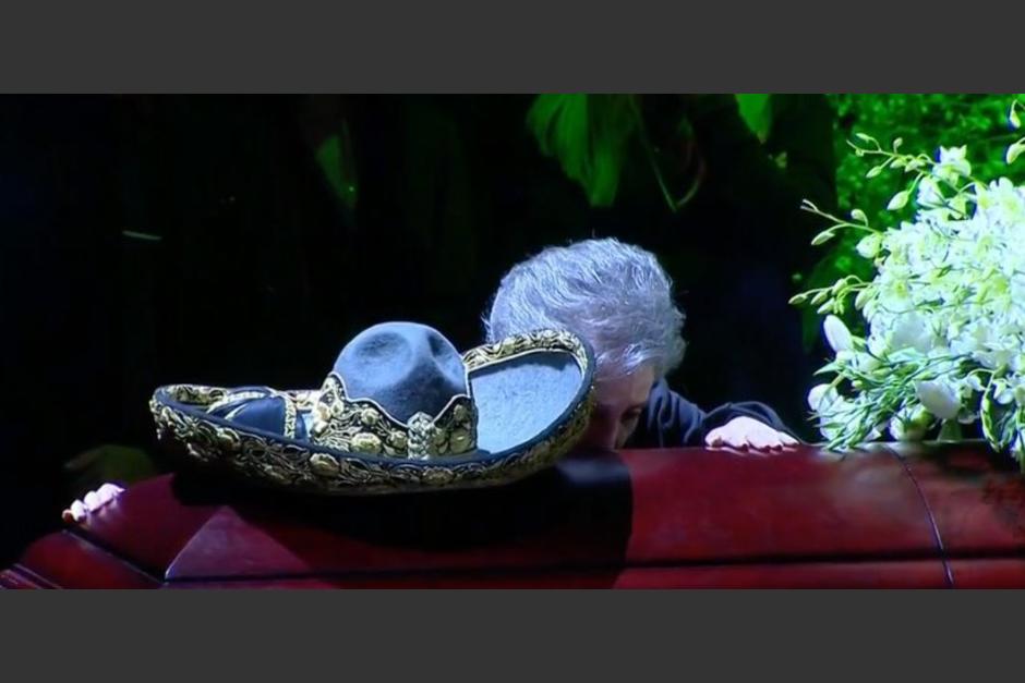Doña "Cuquita" le da un beso al féretro de su esposo durante el homenaje realizado el 12 de diciembre. (Captura Video)