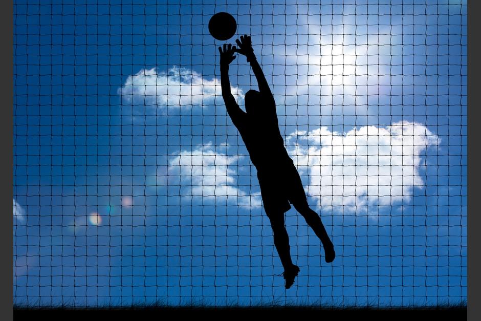 Iván Pacheco ha cambiado el uniforme corto y los guantes por el uniforme policial. (Foto: Freepik)