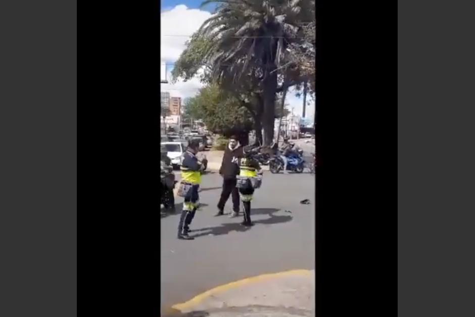 Captan agresión entre motociclista y agente de la PMT tras una infracción en la calzada Roosevelt. (Foto: Captura de video)