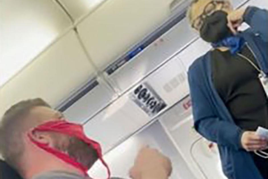  Un pasajero fue expulsado de un avión al usar una tanga como mascarilla. (Foto: Redes sociales)