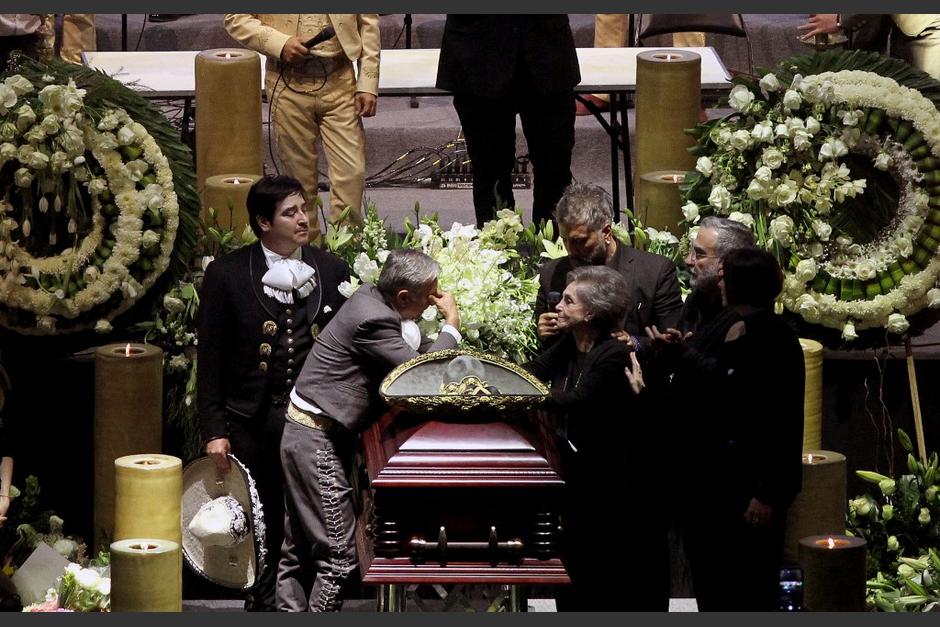 La familia Fernández llora frente a los restos del patriarca en su funeral. (Foto: AFP)