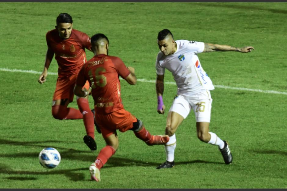 Jorge Aparicio pelea el balón frente a Rudy Barrientos y José Morales. (Foto: Cortesía Nuestro Diario)