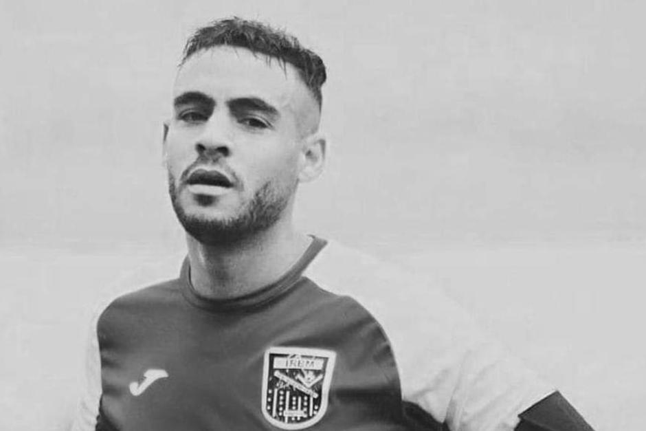 Sofien Loukar todavía jugó algunos minutos tras recibir el golpe, pero se desplomó frente a sus compañeros y rivales. Murió en la cancha. (Foto: Twitter)