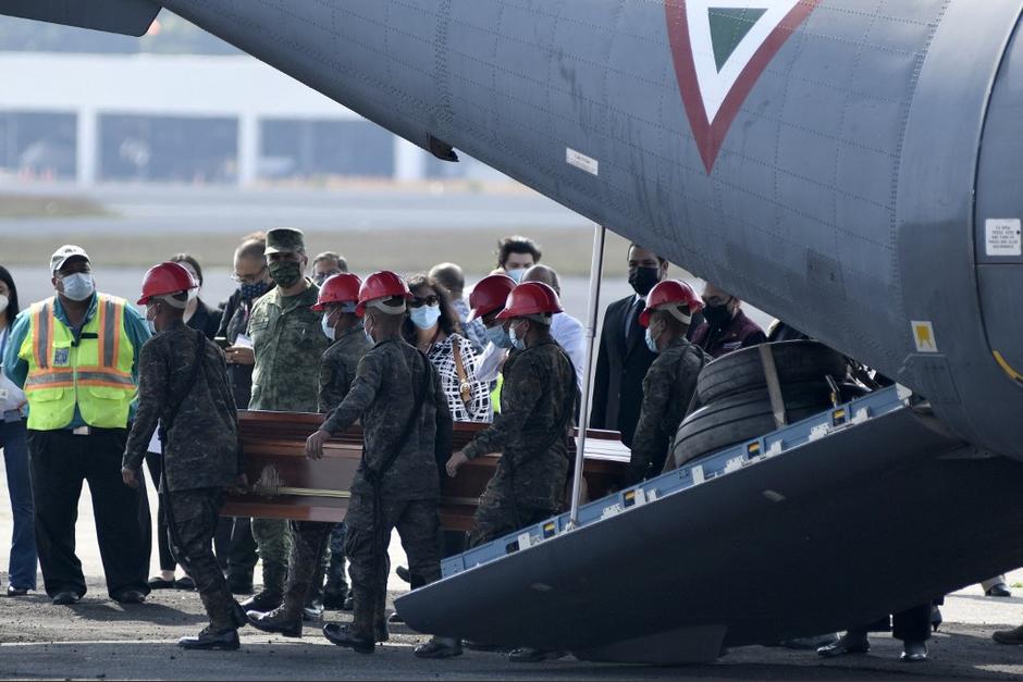 Los cuerpos de los guatemaltecos arribaron hoy al país. (Foto: AFP) 