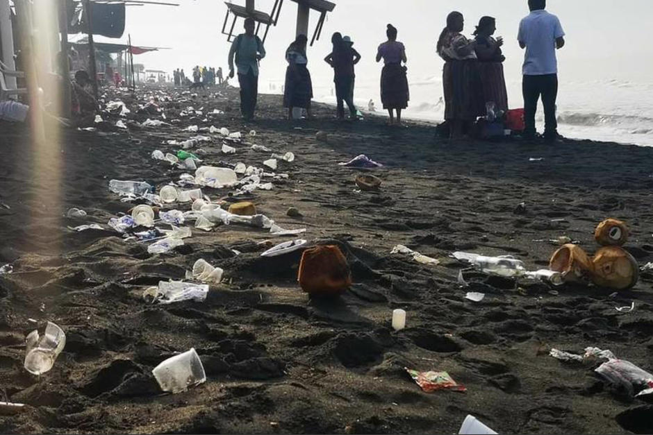 Cientos de guatemaltecos acudieron este viernes a recibir el Año Nuevo a las playas del país. (Foto: Canal Noti Retalteco) 