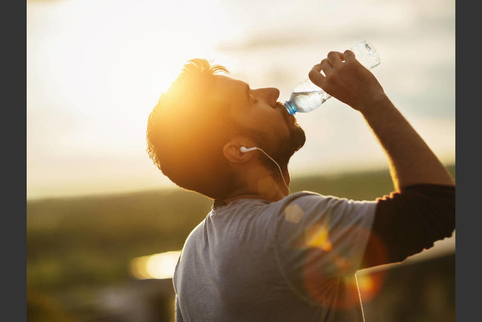 Beber agua después de ejercitarte es importante. (Foto: iStock) 